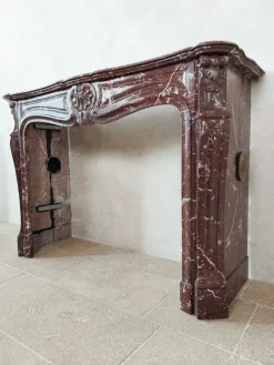 Pamono Antique Hand-Carved Trois Coquilles Mantelpiece in Red Marble><noscript><img width=