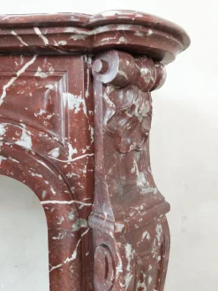 Pamono Antique Hand-Carved Trois Coquilles Mantelpiece in Red Marble><noscript><img width=