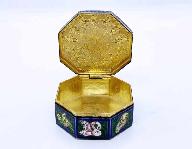 Sale Pamono Antique Mughal Box in Sterling Silver with Meenakari Enamels and Rubies, 1900