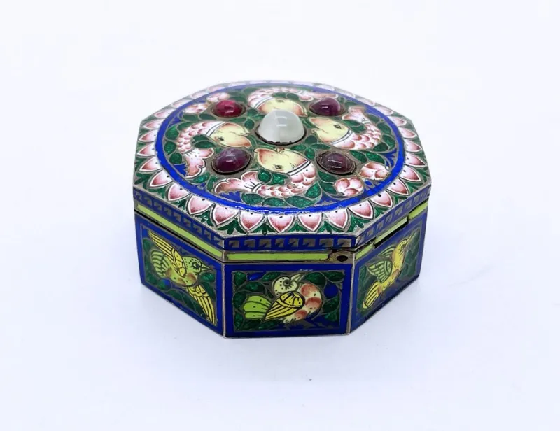 Sale Pamono Antique Mughal Box in Sterling Silver with Meenakari Enamels and Rubies, 1900