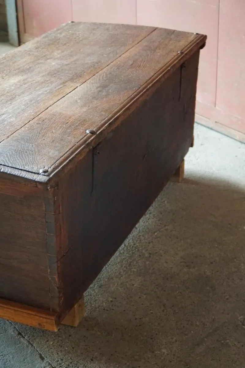 Pamono Antique Scandinavian Folk Art Oak Chest with Carved Panels, 1764> Dressers, Commodes & Chests