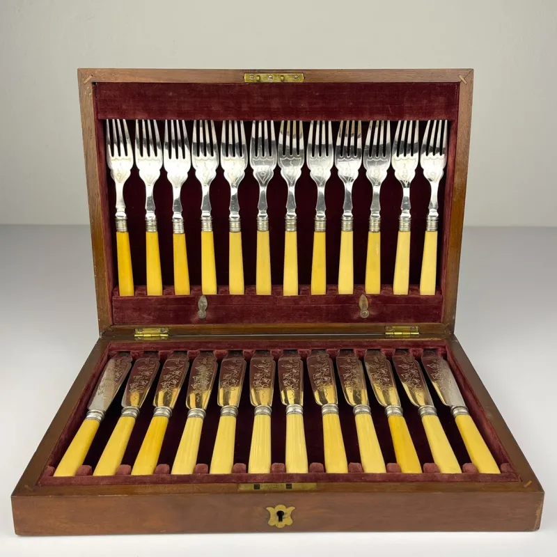 Pamono Antique Silver-Plated Fish Knifes and Forks for 12 from Sheffield, England, 1910s, Set of 24> Cutlery & Serving Utensils