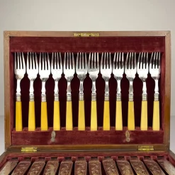 Pamono Antique Silver-Plated Fish Knifes and Forks for 12 from Sheffield, England, 1910s, Set of 24> Cutlery & Serving Utensils