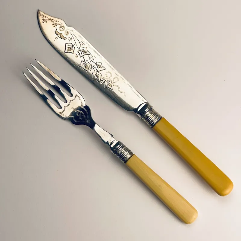 Pamono Antique Silver-Plated Fish Knifes and Forks for 12 from Sheffield, England, 1910s, Set of 24> Cutlery & Serving Utensils