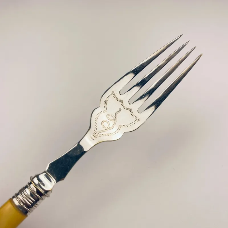 Pamono Antique Silver-Plated Fish Knifes and Forks for 12 from Sheffield, England, 1910s, Set of 24> Cutlery & Serving Utensils