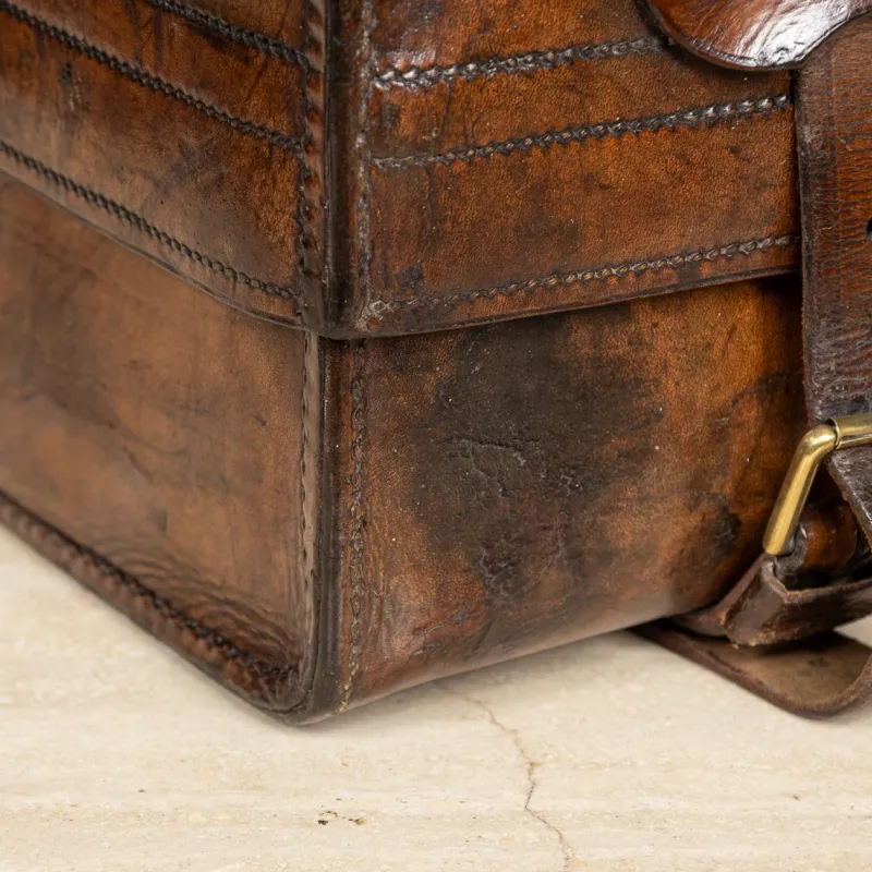 Pamono Antique 19th Century Victorian Leather Suitcase with Painted Crest, 1850s> Trunks Crates & Baskets