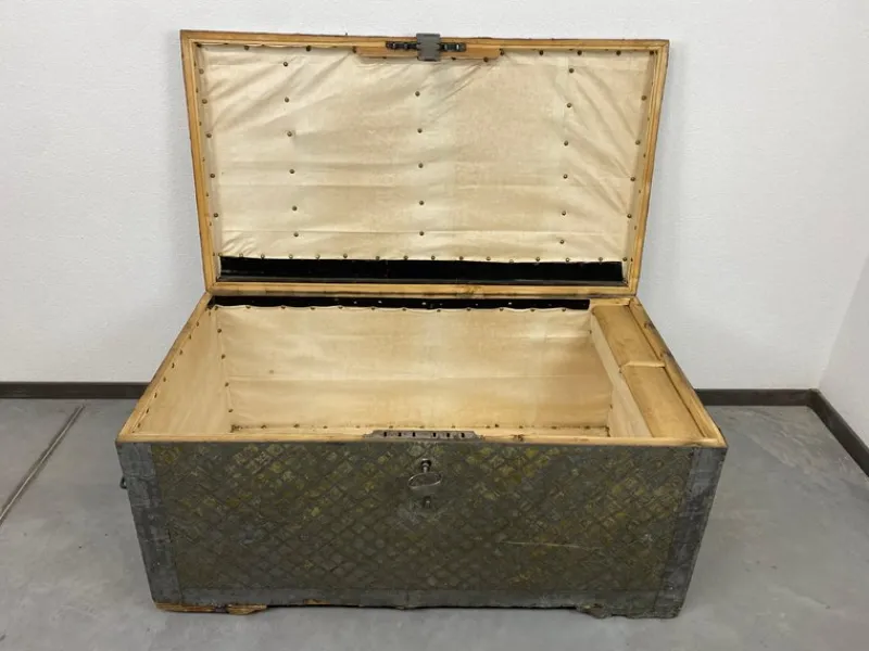 Online Pamono Antique Travel Chest, 1700s