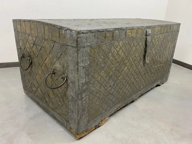 Online Pamono Antique Travel Chest, 1700s