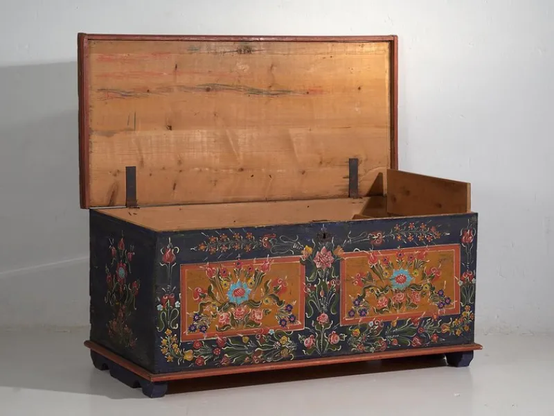 Pamono Antique Trunk with Floral Motifs, 1870s> Trunks Crates & Baskets