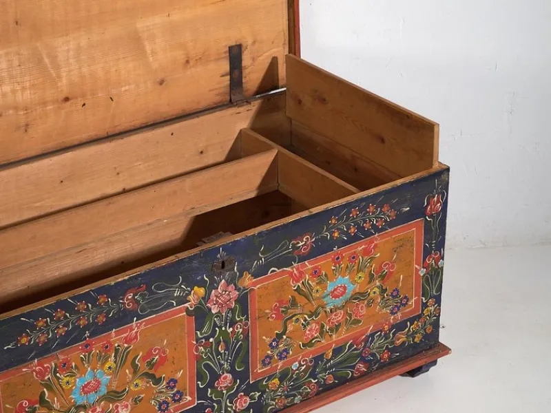 Pamono Antique Trunk with Floral Motifs, 1870s> Trunks Crates & Baskets
