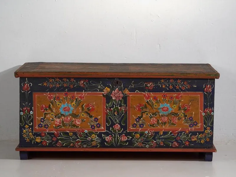 Pamono Antique Trunk with Floral Motifs, 1870s> Trunks Crates & Baskets