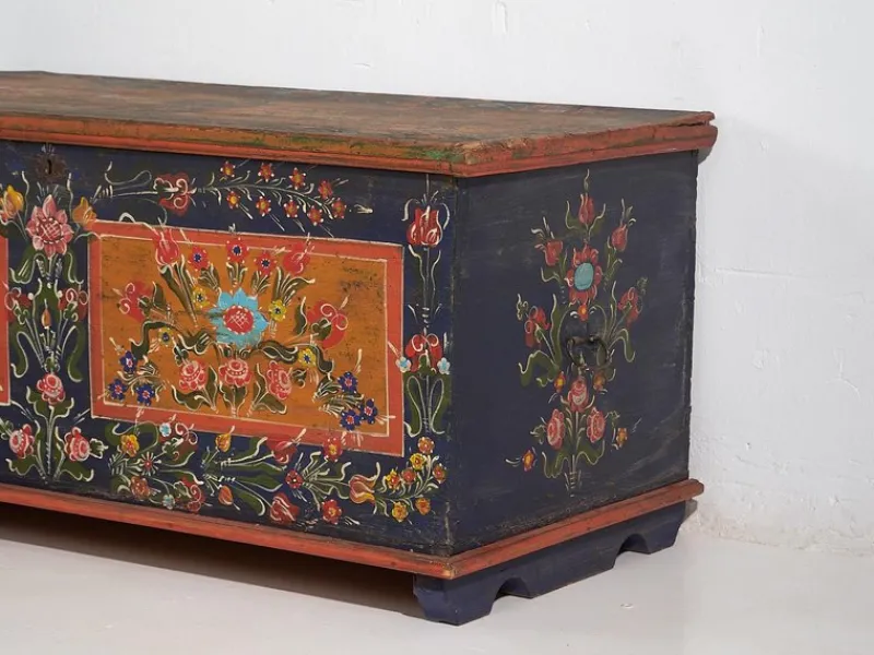 Pamono Antique Trunk with Floral Motifs, 1870s> Trunks Crates & Baskets