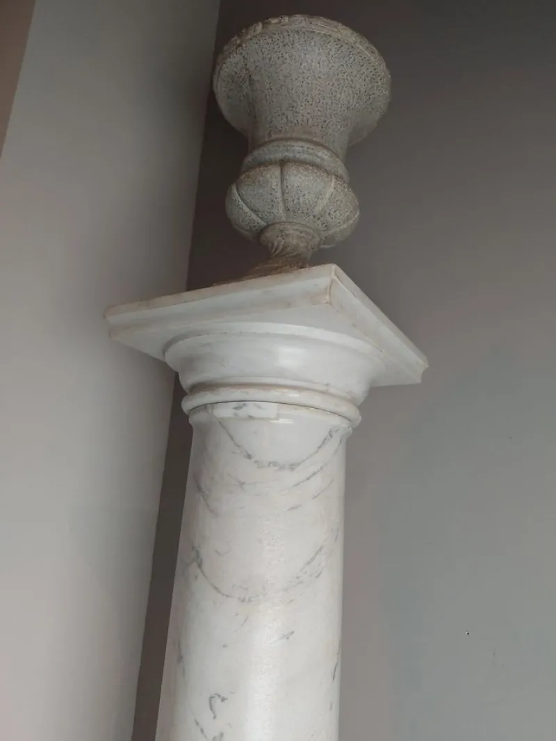Pamono Antique White Marble Columns or Pedestals, Set of 2> Pedestals And Columns
