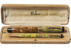 Pamono Art Deco Duofold Marbleised Fountain Pen & Pencil Set in Original Parker Box from Parker, 1930s, Set of 2> Trunks Crates & Baskets
