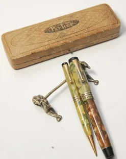 Pamono Art Deco Duofold Marbleised Fountain Pen & Pencil Set in Original Parker Box from Parker, 1930s, Set of 2> Trunks Crates & Baskets