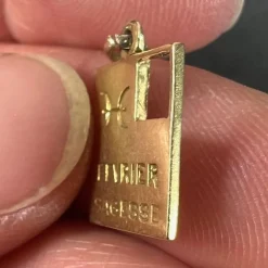Pamono Art Deco February Wisdom Pisces Flag Charm Pendant in 18 Karat Yellow Gold and Enamel, 1920s><noscript><img width=