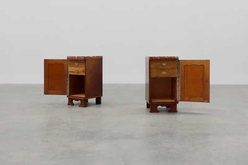 Pamono Art Deco Nightstands in Oak with Marble Tops, France, 1920s, Set of 2> Nightstands