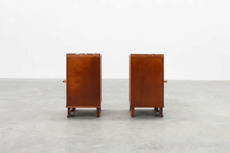 Pamono Art Deco Nightstands in Oak with Marble Tops, France, 1920s, Set of 2> Nightstands