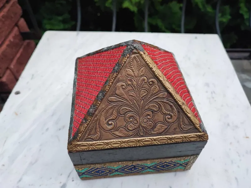 Pamono Art Deco Pyramid Box with Brass Fittings on the Sides, 1940s> Trunks Crates & Baskets