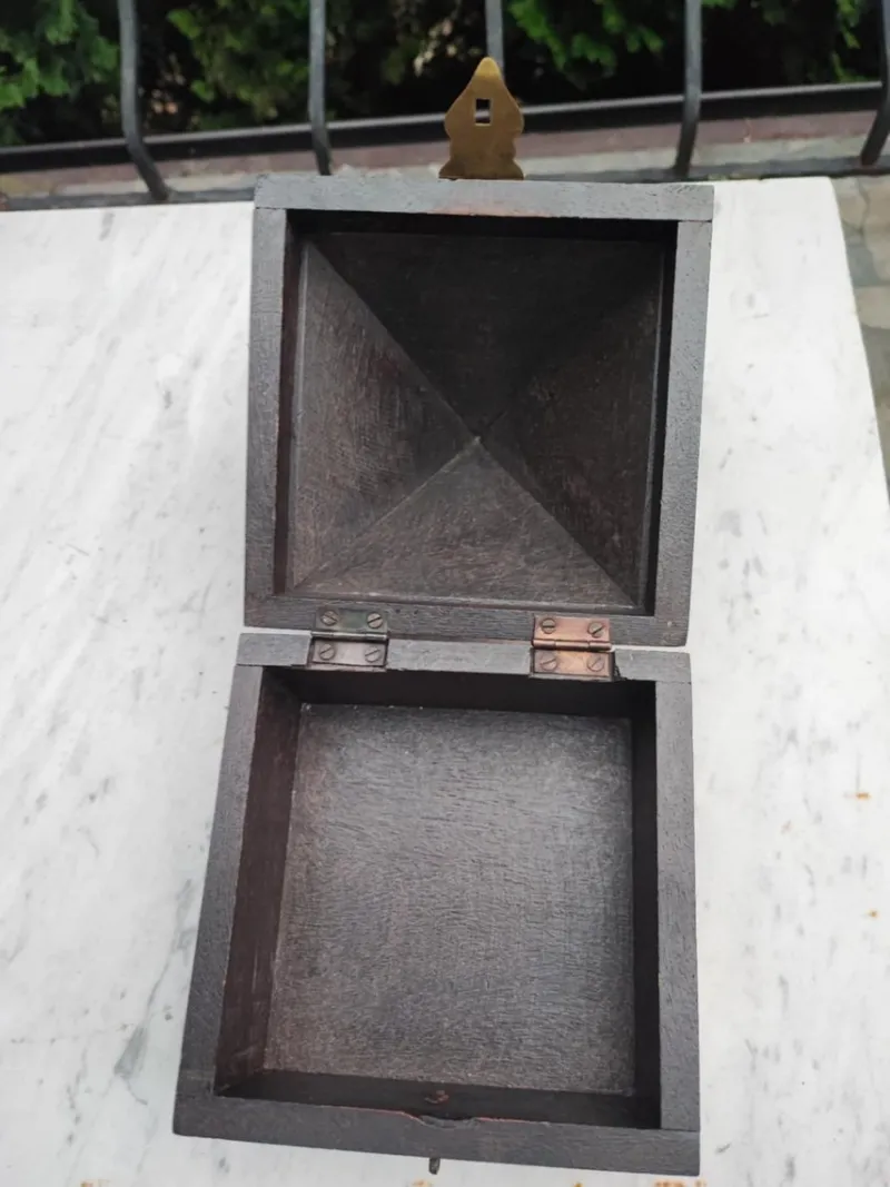 Pamono Art Deco Pyramid Box with Brass Fittings on the Sides, 1940s> Trunks Crates & Baskets