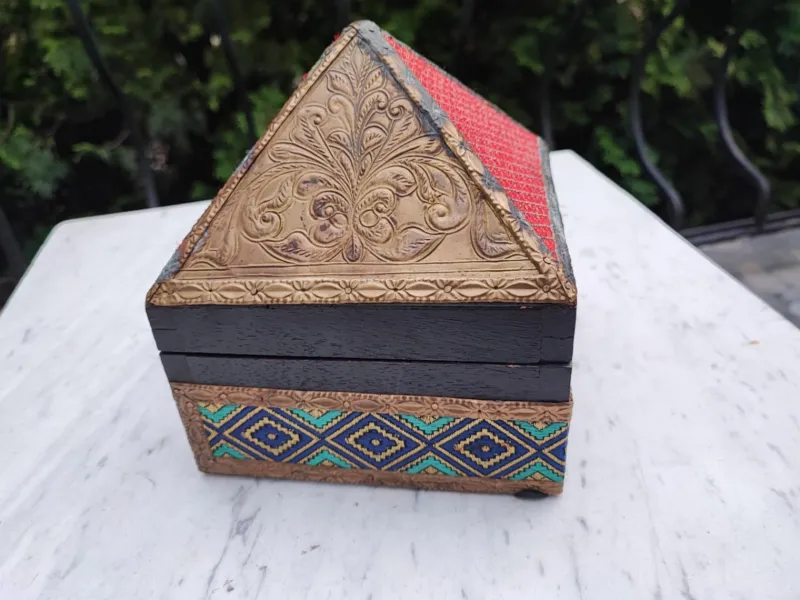 Pamono Art Deco Pyramid Box with Brass Fittings on the Sides, 1940s> Trunks Crates & Baskets