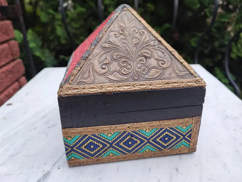 Pamono Art Deco Pyramid Box with Brass Fittings on the Sides, 1940s> Trunks Crates & Baskets