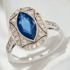 Outlet Pamono Art Deco Ring of Blue Sapphire and Diamonds Mounted in Platinum, 1925
