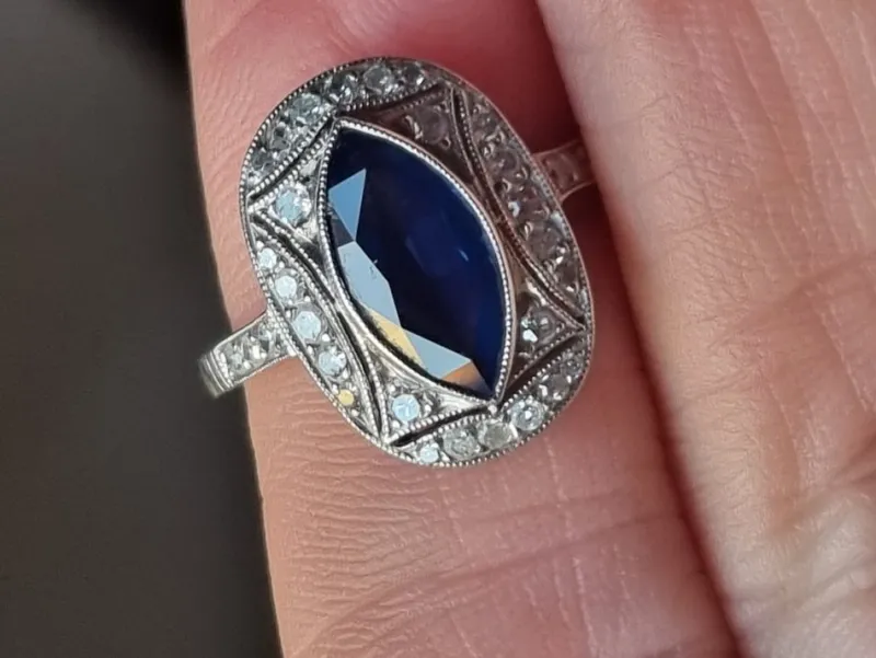 Outlet Pamono Art Deco Ring of Blue Sapphire and Diamonds Mounted in Platinum, 1925