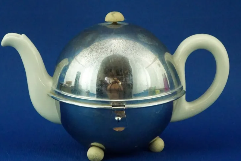 Pamono Art Deco Thermal Teapot in White Porcelain and Metal Shell from Bauscher Weiden, Germany, Early 1900s> Coffee & Tea Service