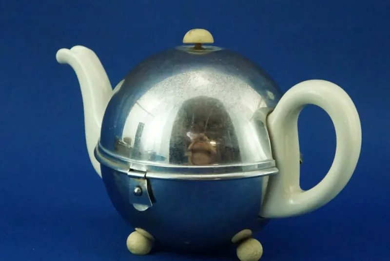 Pamono Art Deco Thermal Teapot in White Porcelain and Metal Shell from Bauscher Weiden, Germany, Early 1900s> Coffee & Tea Service