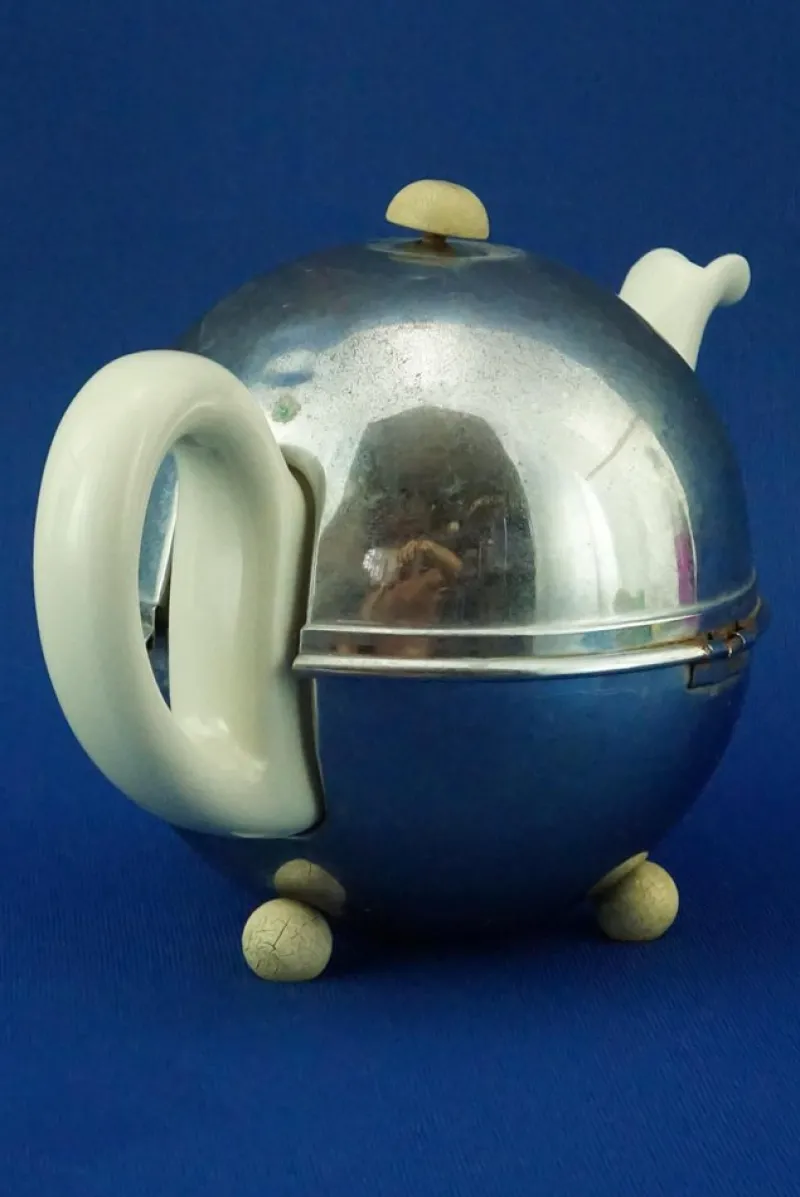Pamono Art Deco Thermal Teapot in White Porcelain and Metal Shell from Bauscher Weiden, Germany, Early 1900s> Coffee & Tea Service