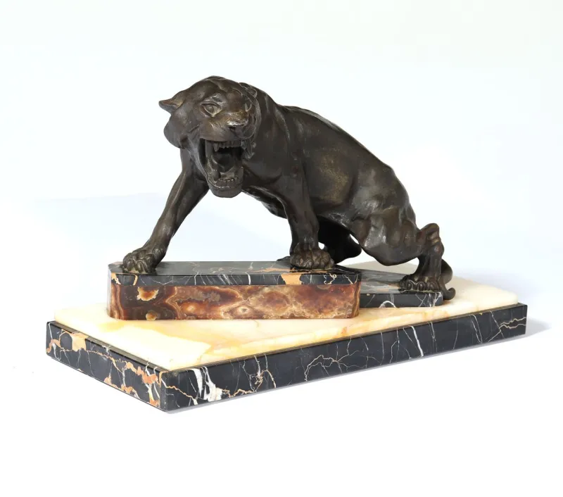 Pamono Art Deco Tiger, 1930, Patinated Bronze on Marble and Onyx> Art Deco