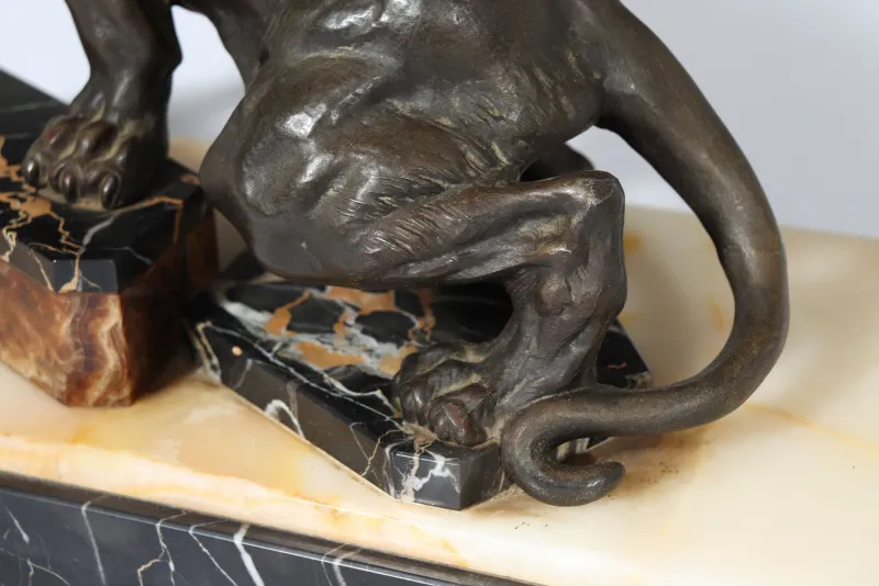 Pamono Art Deco Tiger, 1930, Patinated Bronze on Marble and Onyx> Art Deco