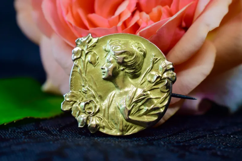 Pamono Art Nouveau Gold-Plated Brooch by Edropsy for Maison Savard, 1903> Brooches