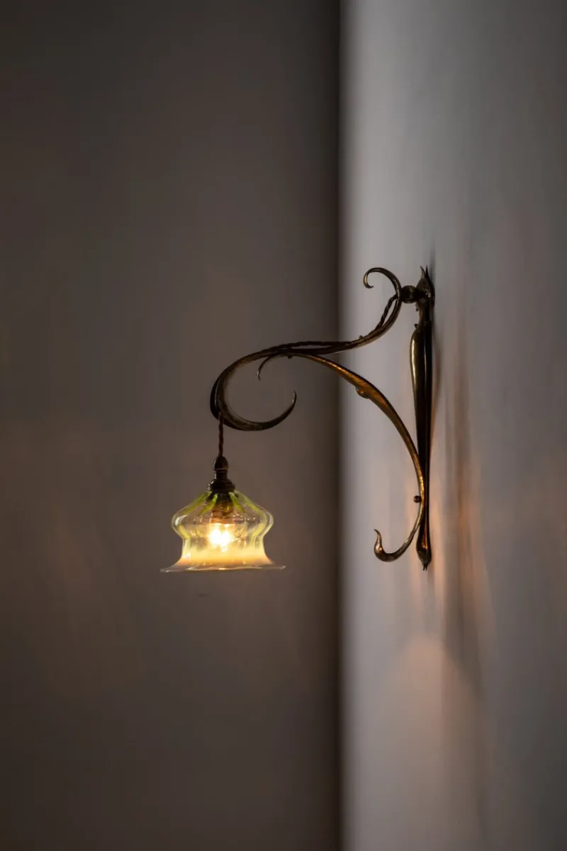 Pamono Arts & Crafts Planished Brass Wall Lamps, 1890s, Set of 2> Wall Lights & Sconces