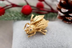 Hot Pamono Bee Shaped Gold Brooch with Reliefs and Applications