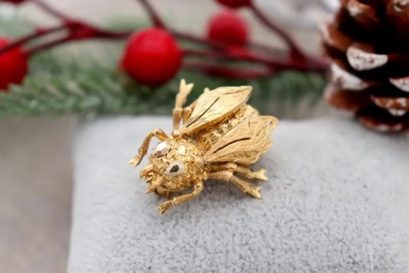 Hot Pamono Bee Shaped Gold Brooch with Reliefs and Applications