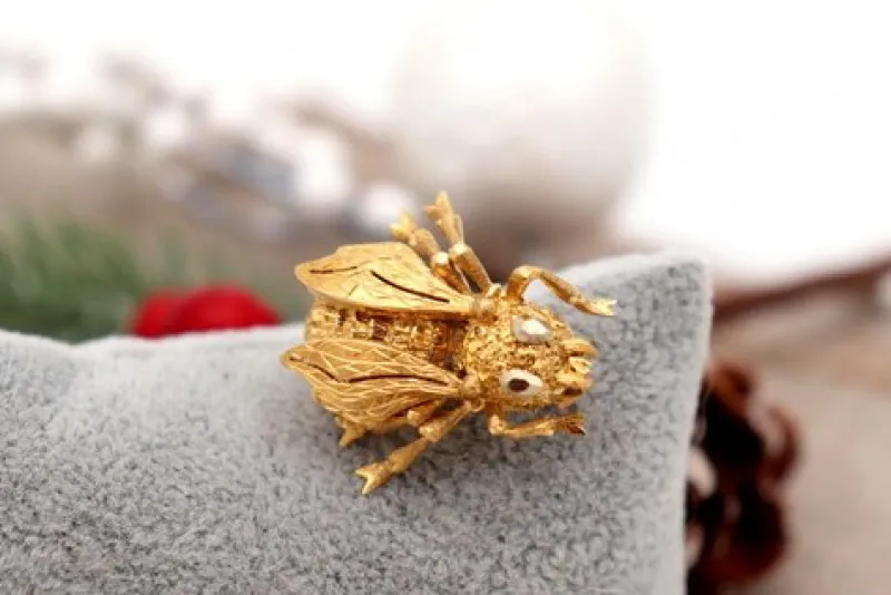 Hot Pamono Bee Shaped Gold Brooch with Reliefs and Applications