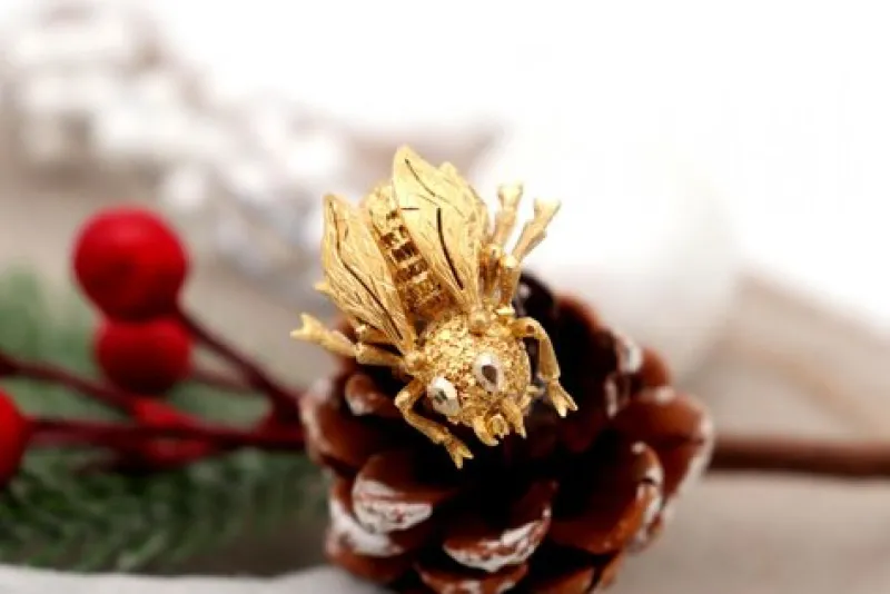 Hot Pamono Bee Shaped Gold Brooch with Reliefs and Applications