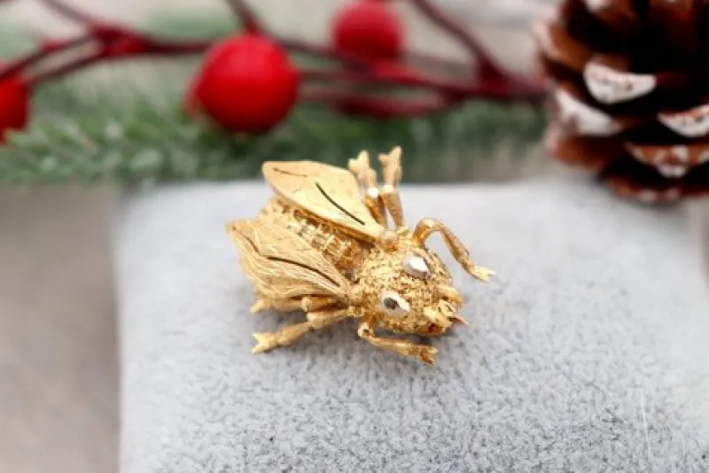 Hot Pamono Bee Shaped Gold Brooch with Reliefs and Applications