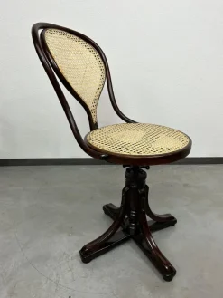 Sale Pamono Bentwood No. 9 Swivel Chair attributed to J. J. Kohn for Thonet, 1886