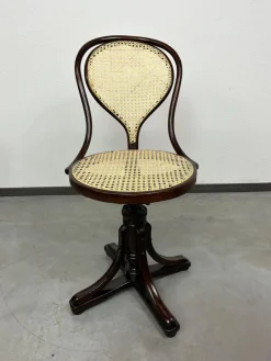 Sale Pamono Bentwood No. 9 Swivel Chair attributed to J. J. Kohn for Thonet, 1886