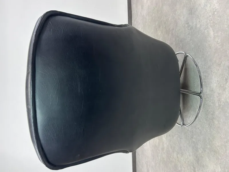 Pamono Black Leather Swivel Wingchair by Peem, 1960s> Office Chairs