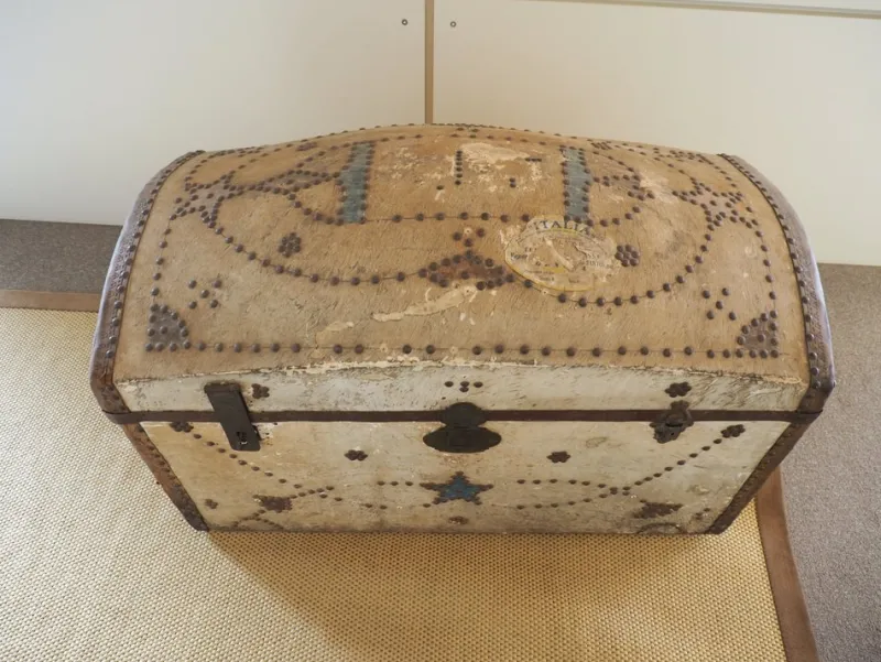 Pamono Black Trunk in Cavallino by Sconosciuto> Trunks, Crates & Baskets