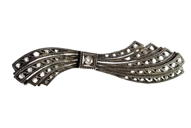 Pamono Bow-Shaped Gold and Silver Brooch with Central Brilliant-Cut Diamond and Diamond Chips> Brooches