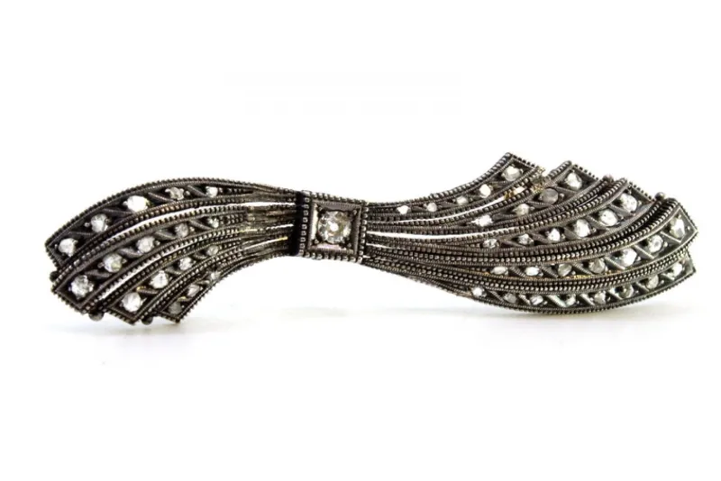 Pamono Bow-Shaped Gold and Silver Brooch with Central Brilliant-Cut Diamond and Diamond Chips> Brooches