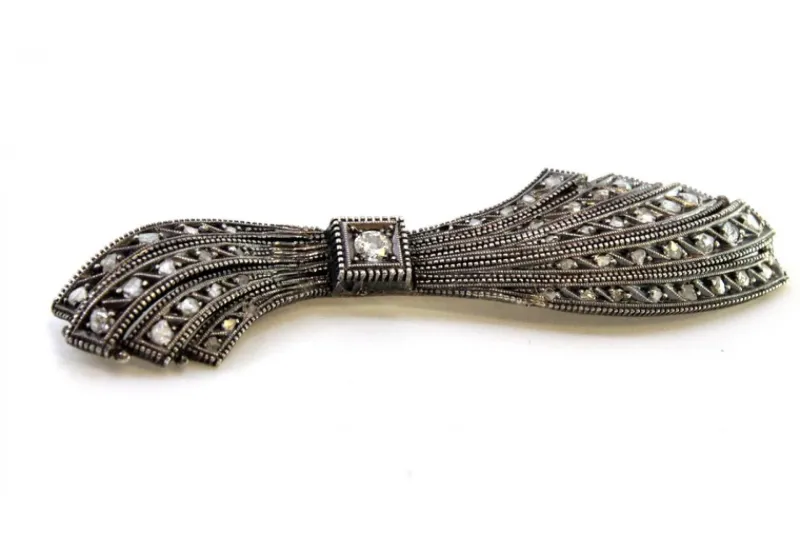 Pamono Bow-Shaped Gold and Silver Brooch with Central Brilliant-Cut Diamond and Diamond Chips> Brooches