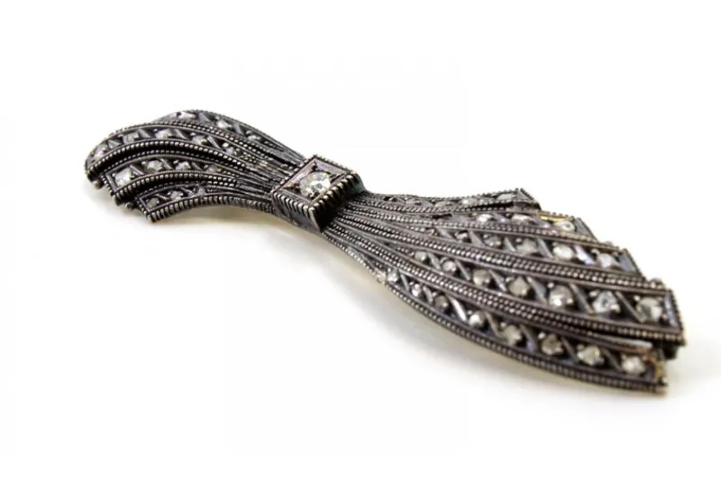 Pamono Bow-Shaped Gold and Silver Brooch with Central Brilliant-Cut Diamond and Diamond Chips> Brooches