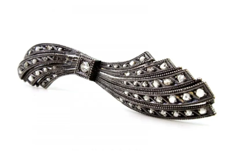 Pamono Bow-Shaped Gold and Silver Brooch with Central Brilliant-Cut Diamond and Diamond Chips> Brooches