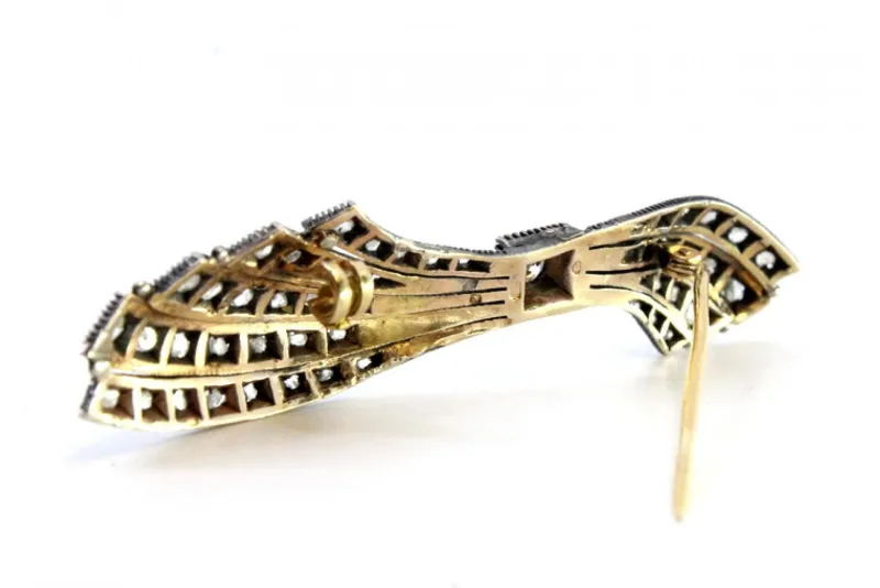 Pamono Bow-Shaped Gold and Silver Brooch with Central Brilliant-Cut Diamond and Diamond Chips> Brooches